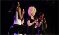 Live: Kelly Rowland, Estelle & Cyndi Lauper au interpretat - "Girls Just Wanna Have Fun"
