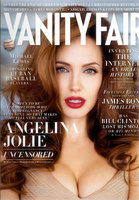 Angelina Jolie a pozat sexy pentru revista Vanity Fair